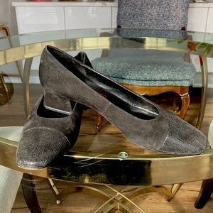 Van Eli black suede with textured tips size 10M